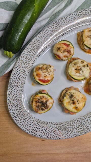 Mini pizzas 🍕 de calabacín escogiendo un buen pavo y queso 💯Muy importante mirar los ingredientes de los productos que compremos 🛒PAVO ▶️ comprueba que lleve alrededor de un 90% de pavo, cuanto mayor sea el porcentaje mejor.QUESO ▶️ comprueba que no lleve más de 5 ingredientes (leche, sal, fermentos, cuajo y cloruro cálcico).#atnutrición #tarragona #nutrición #dietistanutricionista #salud #pizza #minipizzas #calabacín #queso #pavo #etiquetas #ingredientes