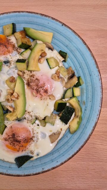 Huevos 🥚 con verduras 🍄‍🟫🥑Súper fácil, y puedes hacer mil combinaciones diferentes.- Utiliza las verduras que prefieras.- Puedes añadir los toppings que más te gusten jamón, lacón, queso, el fruto seco que quieras, albahaca fresca, etc.Una cena muy completa con proteína de calidad 😊#atnutrición #tarragona #nutrición #dietistanutricionista #huevos