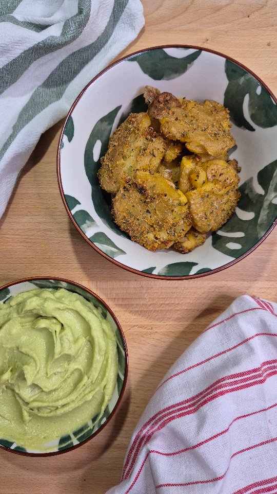 Patatas 🥔 con salsa de aguacate 🥑 y queso feta 🧀 Ideales para una guarnición o un aperitivo 🙌🏻🥔 Las patatas tienes que hervirlas durante 20 minutos. Cuando estén cocidas, aplástalas con ayuda de un vaso. Una vez pintadas con una mezcla de ajo en polvo, orégano, sal y aceite, hornéalas a 200° durante 30 minutos.🥑 La salsa es muy sencilla. Tritura aguacate con queso feta.#nutrición #tarragona #dietistanutricionista #salsadeaguacate #quesofeta