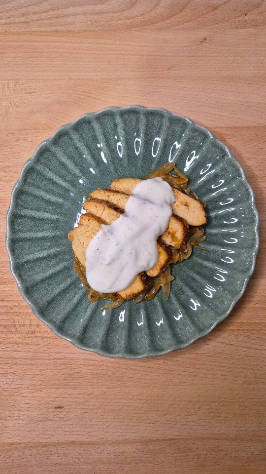 Pollo jugoso al nivel MÁXIMO! 🍋🧅✨Si te digo "pechuga de pollo a la plancha", ¿qué palabra se te viene a la cabeza? Seguramente "seca" o "aburrida". ¡Pues se acabó! La clave de la adherencia a un estilo de vida saludable es disfrutar de la comida.Mira qué combinación tan sencilla para elevar un plato básico a otro nivel:1️⃣ Sellamos la pechuga con sal, pimienta y especias al gusto.2️⃣ Salteamos cebollita en la misma sartén.3️⃣ Montamos el papillote (papel de horno): base de cebolla, rodajas de limón, el pollo encima, cerramos bien y a la airfryer (o al horno).4️⃣ Cortamos finito y servimos con una salsa casera de yogur y especias que le aporta un frescor brutal.💡 El limón y la cebolla se cocinan en su propio jugo envolviendo la carne, lo que evita que se reseque.#nutrición #tarragona #dietistanutricionista #pechugadepollo #papillote