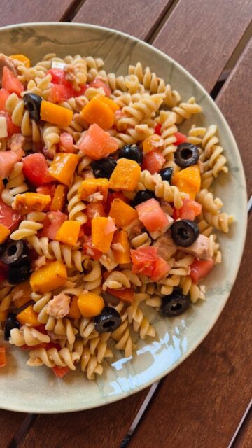 ¿Has probado a añadir melocotón a tu ensalada? ¿Y a pasarlo por la sartén? De esta manera potenciaras su sabor 🍑😉¡PRUÉBALO! 🫶🏻#atnutrición #tarragona #nutrición #ensaladadeverano #melocotón