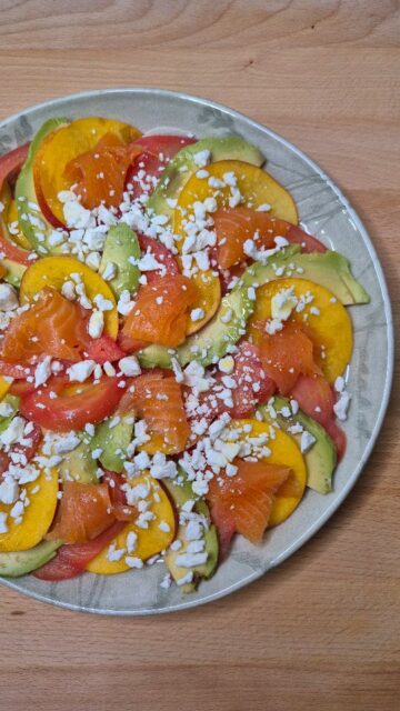 🍅 Ensalada de tomate, nectarina, aguacate, salmón ahumado y queso feta 🍑#tarragona #nutrición #dietistanutricionista #ensaladadeverano #nectarina