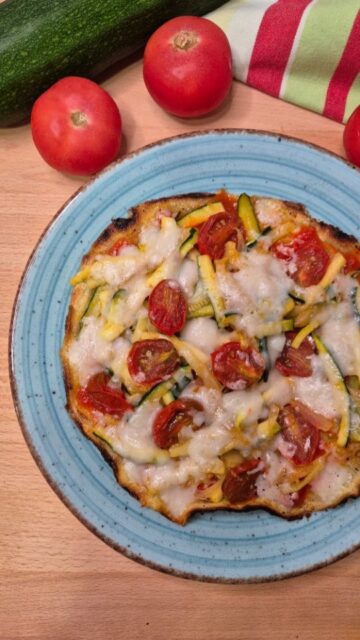 🍕 Pizza sin harinaELABORACIÓN:✔️ Precalentar el horno a 160ºC 🔥.✔️ Extender una lámina de papel vegetal encima de una placa de horno.✔️ Colocar una lámina de papel de arroz (oblea de arroz).✔️ Batir un huevo 🥚 y con un pincel 🖌️ pintar la lámina, seguir con otra encima y así hasta la tercera.✔️ En la tercera, pintar y añadir las hojas frescas de albahaca 🍃; cerrar con otra oblea y volver a pintar.✔️ Cocinar la base de pizza a 160° durante 8 min (o hasta que quede bien crujiente).✔️ Mientras se cocina, cortar 🔪  las verduras en juliana y los cherry por la mitad 🧅🍅.✔️ Calentar una sartén con AOVE y saltear las verduras con sal.✔️ Retirar la base de pizza del horno y añadir con un cucharón la salsa de tomate, extender por la base 🍅.✔️ Incorporar las verduras salteadas y el queso 🧀.✔️ Hornear 🔥 unos minutos hasta que se funda el queso.Y... a disfrutar!!!!! 🇮🇹🍕#nutrición #dietistanutricionista #tarragona #pizza #obleasdearroz