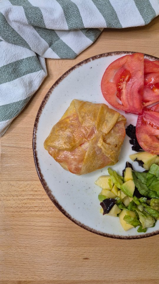 Hamburguesa 🍔 crujiente por fuera y jugosa por dentro 😋Puedes rellenarla de lo que quieras. Yo he puesto tomate 🍅 queso 🧀 y cebolla 🧅 Pero podrías utilizar cualquier otro ingrediente que te guste (pepinillo, aguacate, champiñones, espinacas pimiento, mostaza...).🔪 Freidora de aire durante 12 minutos a 180°.#tarragona #nutrición #dietistanutricionista #hamburguesa #obleasdearroz