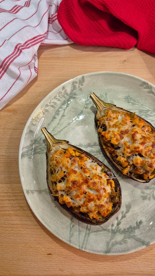 🍆 Berenjena rellena de boloñesa de pollo 🍆🔪 ELABORACIÓNAsar las berenjenas: Partir las berenjenas por la mitad y hacer unos cortes en la carne, pintar con un poco de aceite de oliva y sal y hornear unos 15-20 minutos. Retirarlas del horno y vaciar la carne del interior con ayuda de una cuchara, reservar. Reservar también la piel exterior.El relleno: Picar zanahoria, cebolla y pimiento verde y saltear en una sartén con aceite de oliva. Añadir la carne picada de pollo y saltear bien. Añadir la carne de la berenjena y el tomate triturado o salsa de tomate, mezclar bien.Rellenar las pieles de berenjenas con el sofrito terminado y cubrir con queso rallado. Gratinar las berenjenas.#tarragona #nutrición #dietistanutricionista #berenjena #berenjenarellena